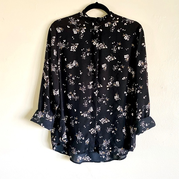 Delicate Floral Pattern Button-up Top - Picture 5 of 12